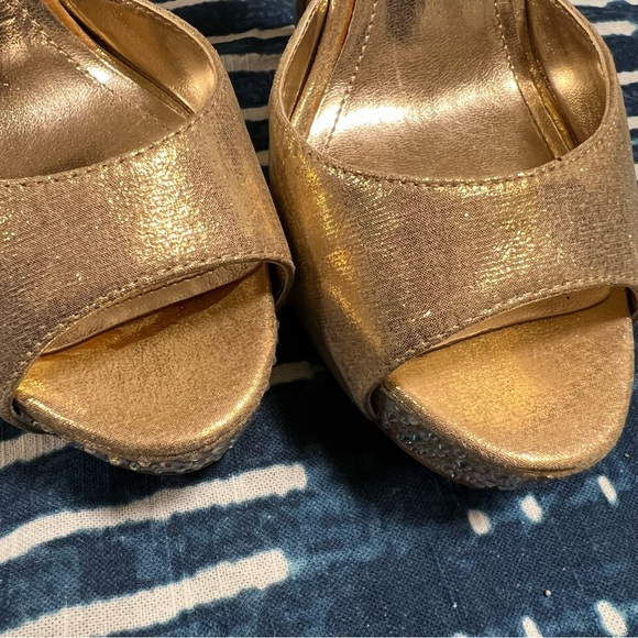 Steve Madden Nairi Gold Heel - Picture 4 of 11